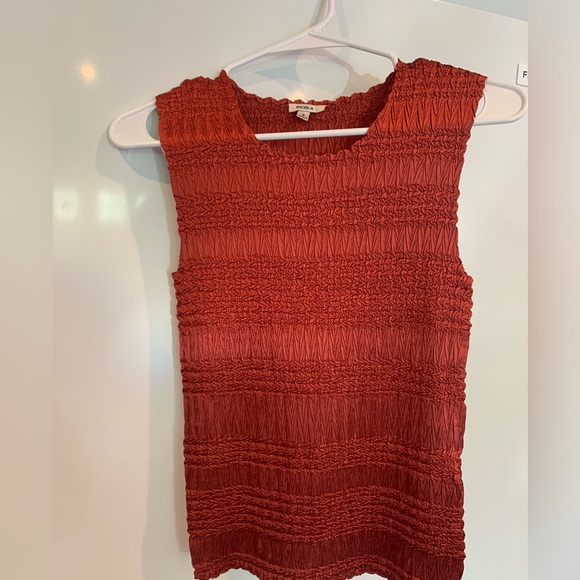 NICOLA Tops - EUC NICOLA TANK TOP